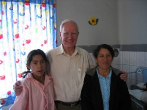 Dr.Ron Hiles met Eva en haar moeder