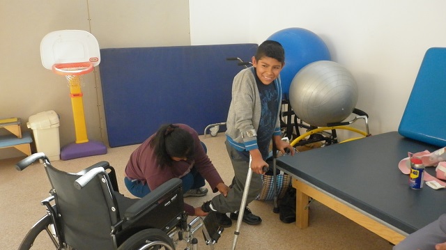 Edwin got a new wheelchairEdwin recibió una nueva silla de ruedasEdwin kreeg een nieuwe rolstoel