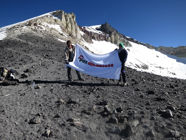 Our flag on the top of the Misti (5822 mtr.)Nuestra bandera en la cima del Misti (5822 mtr.)Onze vlag op de top van de Misti (5822 mtr.)