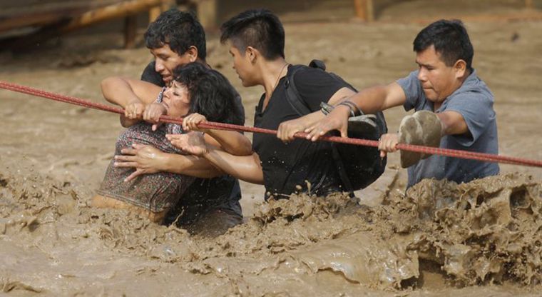 Hulp aan slachtoffers watersnoodramp Peru